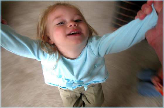 تحذير.. لا ترفع طفلك من يده بعنف!