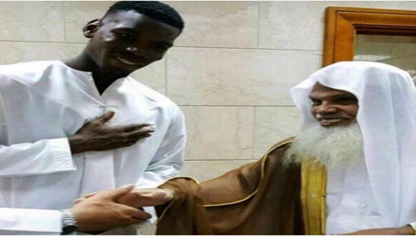 بول بوجبا لاعب مانشستر يونايتد يتناول طعام الإفطار في المسجد النبوي