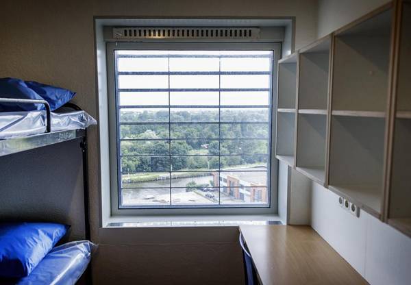 بلد يغلق سجونه و (يستورد) المعتقلين!