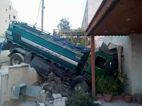 عمان :تدهور صهريج واصطدامه بمنزل ...صور