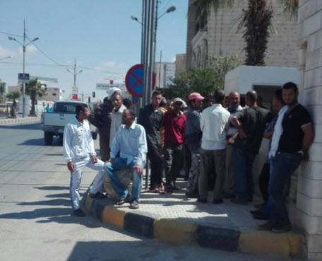 وقفة احتجاجية لعمال مصريين للمطالبة بزيادة رواتبهم في مادبا