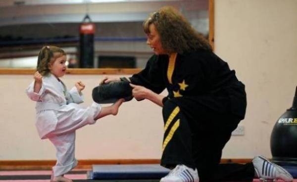 تعرفوا الى ميسي.. أصغر لاعبة كاراتيه في العالم