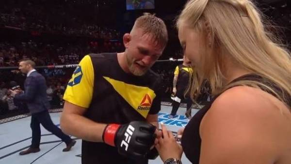 مصارع يتزوج في الحلبة بعد إسقاطه خصمه بـ القاضية