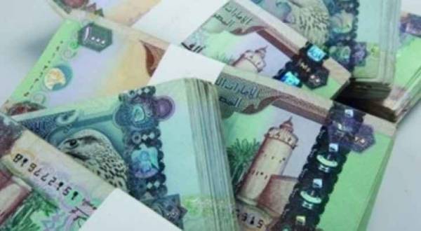 خليجية لم ترغب أن تقصر مع حبيبها فتختلس ١١ مليون درهم لأجله!