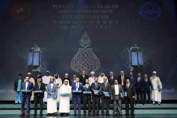 المسؤولون الحكوميون يهتمون بالراقصة والفنان أكثر من قاريء القرآن