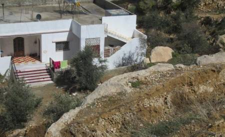 وفاة شاب عشريني سقطت عليه صخرة في الطفيلة