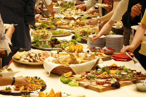 الإسراف والاستهلاك النمطي يهيمنان على ولائم رمضان