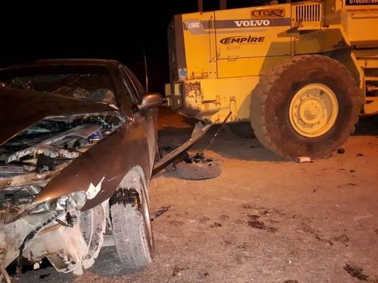 ٣ إصابات بتصادم مركبات وجرافة في عجلون..صور