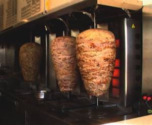 الشهاب: ضبط دجاج فاسد بمطعم شاورما مشهور في عمان