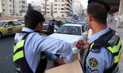 البنك الإسلامي الأردني  يواصل دعم إدارة السير المركزية بتوزيع التمر والماء على السائقين قبل اذان المغرب