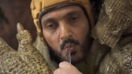 حقيقة المشروب الذي يتناوله رامز جلال وهو داخل مجسّم حيوان الكومودو!
