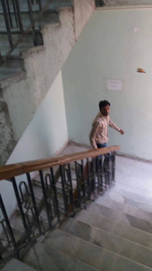 بلدية الزرقاء المصاعد معطله والمواطنين يدفعون الضرائب(صور )