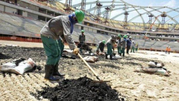 منظمات حقوقية تندد بانتهاكات حقوق عمال منشآت كأس العالم