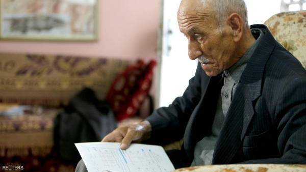 ثمانيني فلسطيني يقدم امتحانات الثانوية العامة