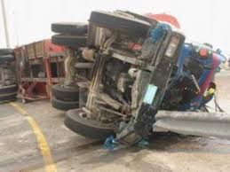 سائق صهريج يفقد السيطرة ويسقط عن الجسر من ارتفاع 40 متراً (فيديو)