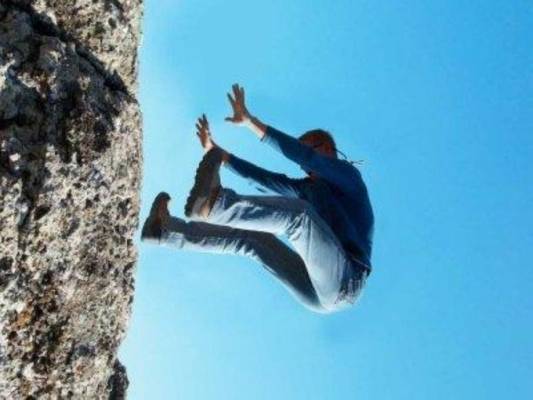 وفاة شاب سقط من مرتفع صخري بالكرك