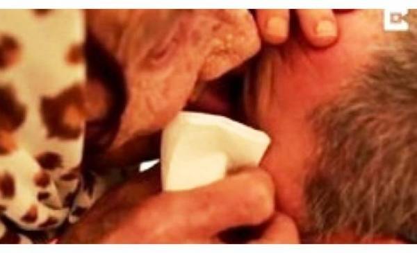 يحدث في الأردن .. ثمانينية تنظف عيون المرضى بلسانها!!