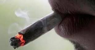 مسؤول ينتهك حرمة شهر رمضان بشكل علني في مؤسسة حكومية