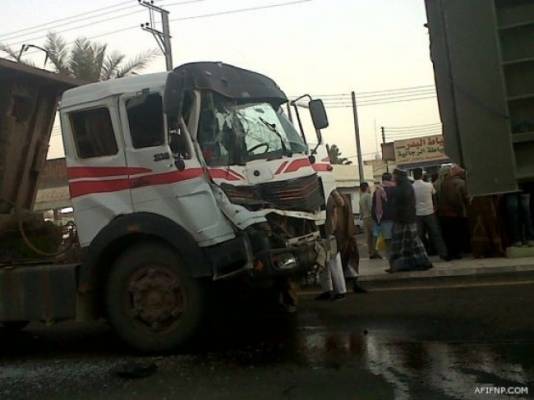 شاحنة توقع 4 أعمدة كهرباء وتقطع التيار عن مناطق في الشونة الجنوبية (صور)