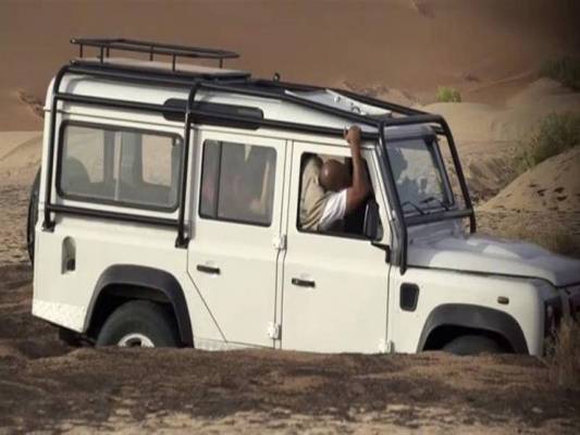 بالفيديو... بهذه الطريقة يتم اغراق سيارة رامز تحت الأرض