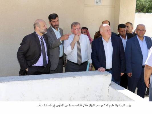 الرزاز يتفقد عددا من المدارس في قصبة السلط