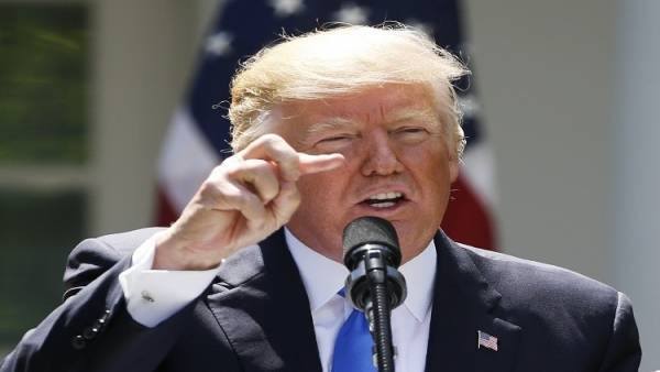 طفل سكرتيرة بالبيت الأبيض يلهو ب تويتر أمه ويخلق مشكلة