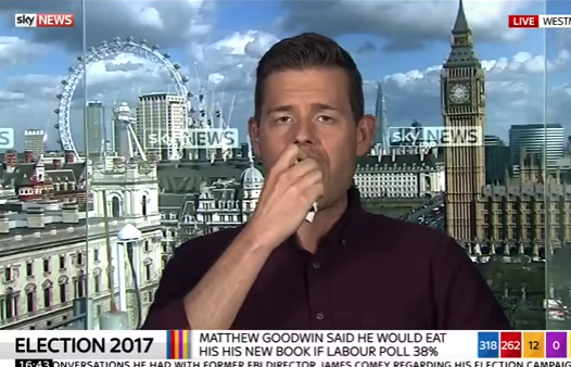 سياسي يلتهم كتابه على الهواء فيديو