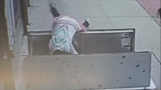 انشغلت بالهاتف فوقعت في الحفرة .. شاهد