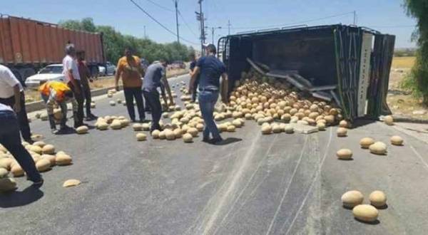 تدهور شاحنة محملة بالشمام في إربد يتحول لمسابقة (صور)