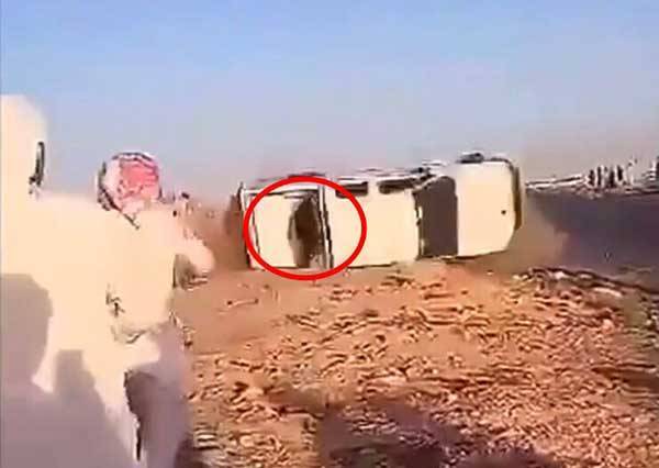 فيديو: شاب ينجو بشكل لا يصدق من الموت سحقاً بعد ان انقلبت فوقه سيارة