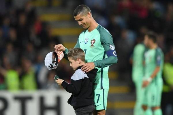 بالفيديو..طفل يقتحم مباراة لاتفيا والبرتغال من أجل رونالدو