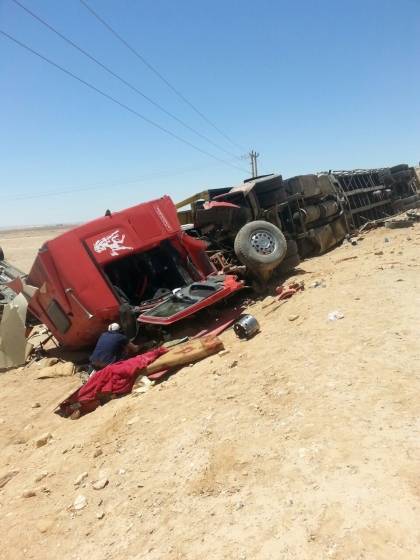 إصابة شخص في حادث تصادم وتدهور ناقلة سيارات على الطريق الصحراوي