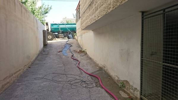 ضاحية الاستقلال: بين فكي انقطاع المياه منذ شهر.. واستغلال أصحاب (التنكات)!