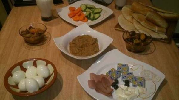 امرأة تكتشف زواج زوجها بأخرى عن طريق وجبة سحور!