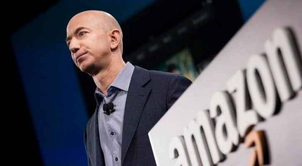 أحد أغنى أغنياء العالم يسأل عبر تويتر كيف يتبرع بثروته