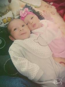 مواطن اردني يطلق اسماء  عبدالله ورانيا على توأمه (صور)