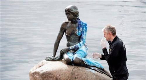 حورية البحر الصغيرة في كوبنهاغن تطلى بالأبيض والأزرق