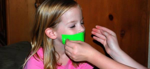 مُعلم يقتل طفلة بسبب ثرثرتها.. أغلق فمها بالصمغ