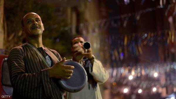 الجنس اللطيف ينافس على مهنة المسحراتي في مصر