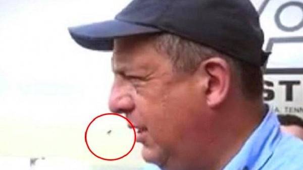 انظر إلى رئيس كوستاريكا وهو يبتلع حشرة أمام الصحافيين (فيديو)