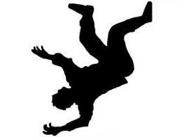 القاء القبض على مطلوب بعد أن سقط من فوق منزل في لواء الاغوار الشمالية