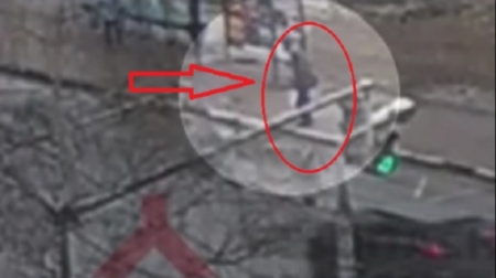 بالفيديو...كاميرا مراقبة تُصور لحظة ابتلاع الارض لرجل!