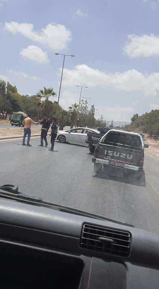 بالصور .. مواطن يغلق طريق اربد عمان احتجاجاً على مخالفة سير