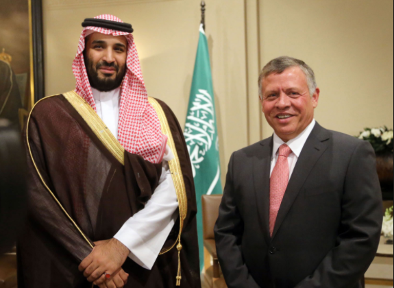 الملك يهنئ الأمير محمد بن سلمان باختياره وليا للعهد