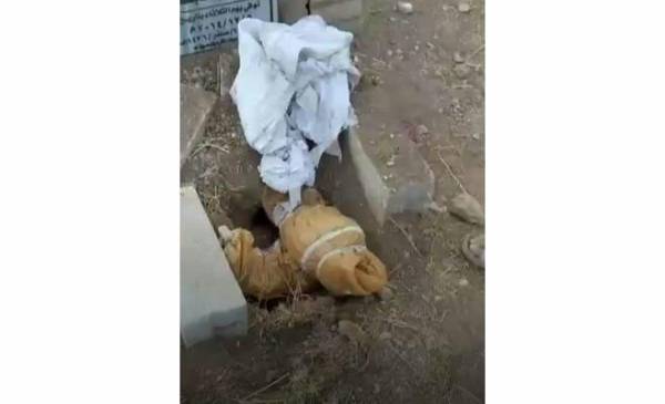 بالصور..مجهولون يخرجون جثتي طفلين دفنا في الرمثا