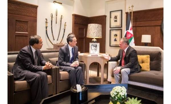 الملك يستقبل وزير الخارجية الصيني