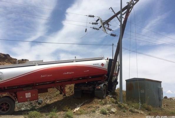 اصطدام شاحنة بعامود ضغط عالي يتسبب بانقطاع التيار الكهربائي عن أحياء بالرمثا