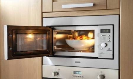 إصابة سيدة بانفجار (ميكرويف) بالزرقاء