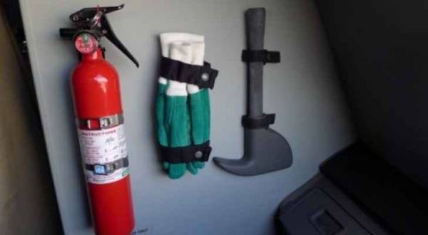 لماذا يوجد فأس في الطائرة؟