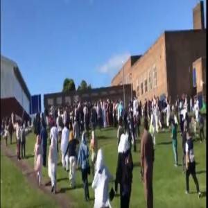 دهس مسلمين يحتفلون بعيد الفطر في بريطانيا  فيديو